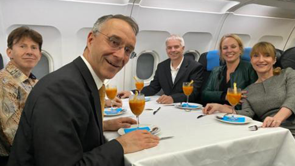 Repas first class à bord de l'avion Flylounge