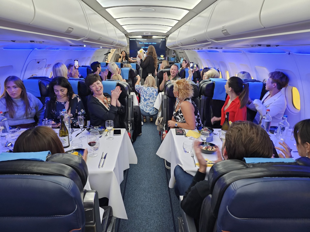Anniversaire Michèle Quintin dans l'avion Flylounge